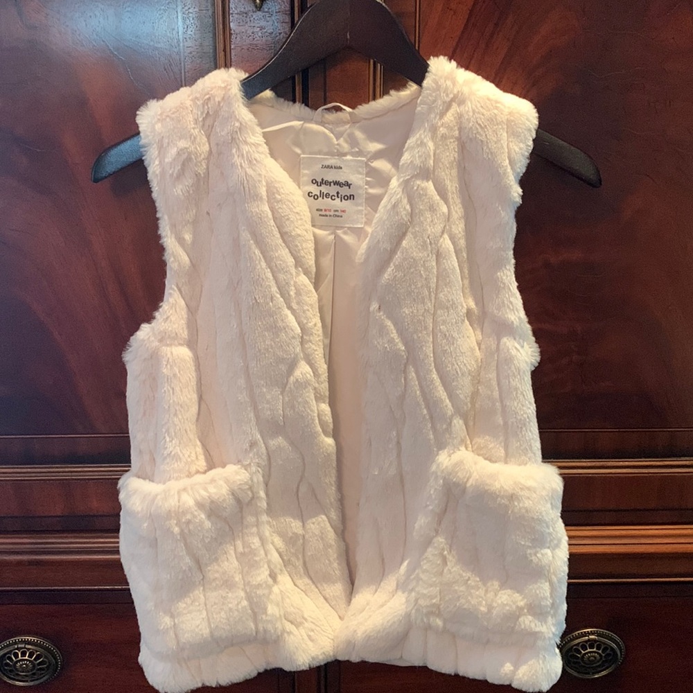 Trendy winter white faux fur Zara kids vest